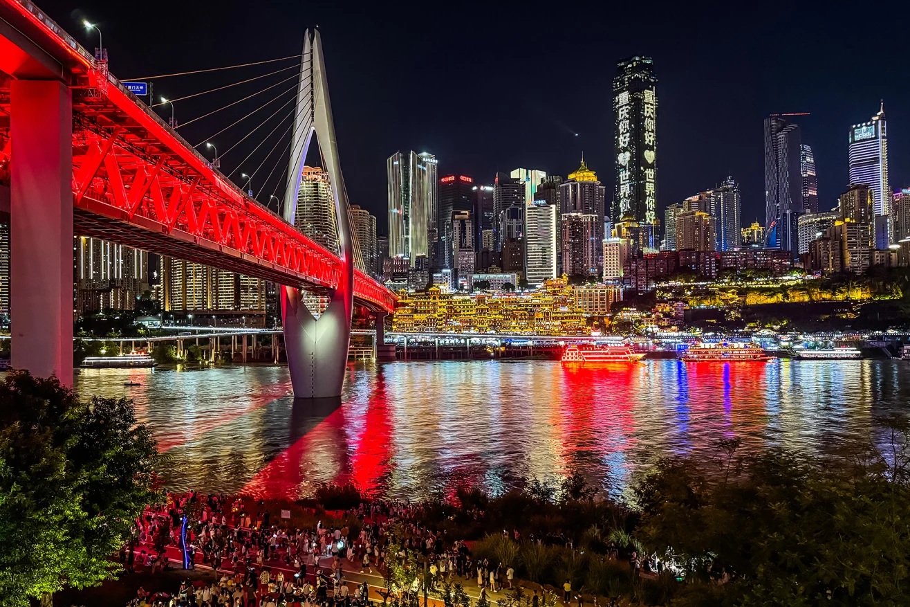 Весь город напоминает декорации к фильму в стиле киберпанк. Весь город напоминает декорации к фильму в стиле киберпанк.