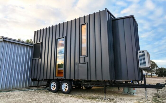 Фасад облицован гофрированной сталью черного цвета. | Фото: instagram.com.