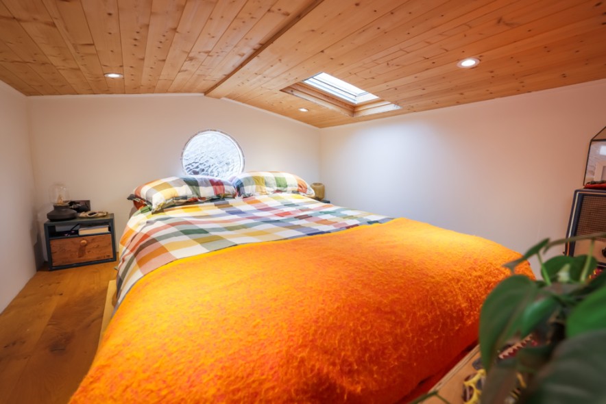 Просторная спальня обустроена на лофтовом уровне. Просторная спальня обустроена на лофтовом уровне.