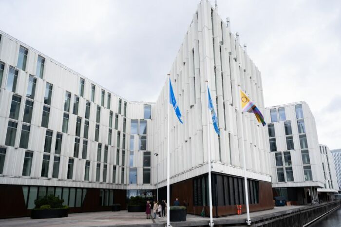 Перфорированный управляемый фасад меняет облик здания в зависимости от времени суток, погоды и пожеланий сотрудников офиса (UN City, Копенгаген). | Фото: blogs.iadb.org.