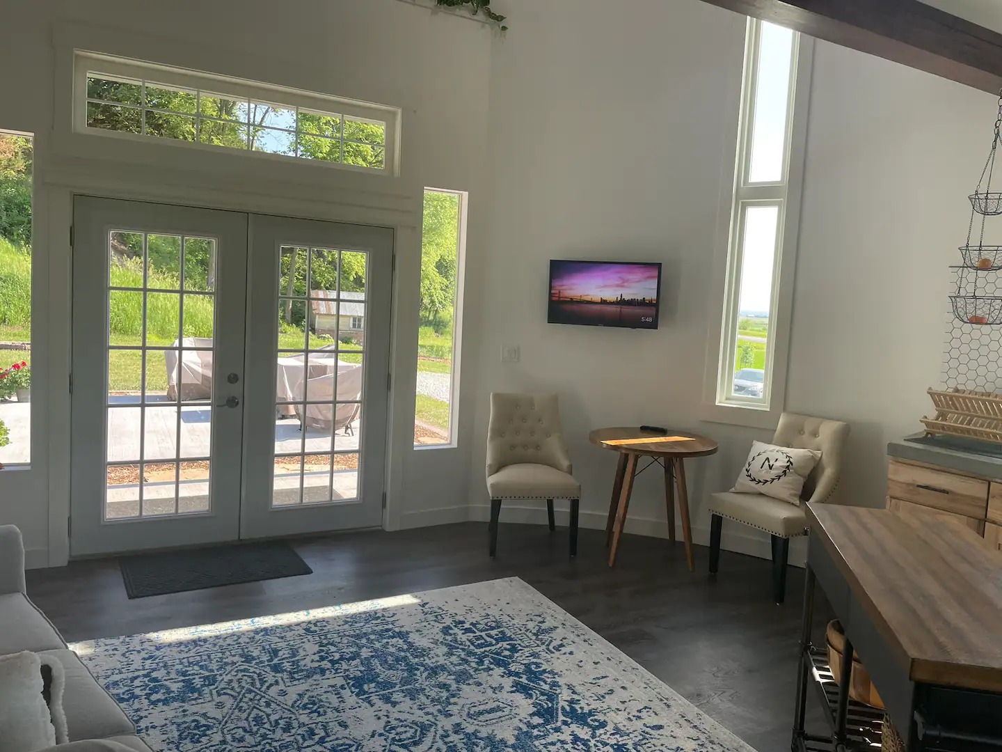 Обеденная зона в необычном гостевом домике Grain Bin Getaway. Обеденная зона в необычном гостевом домике Grain Bin Getaway.