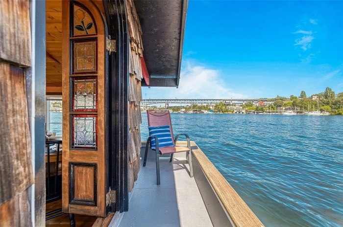 Из гостиной-столовой можно попасть на вторую палубу Haida Bird Houseboat. | Фото: goodshomedesign.com.