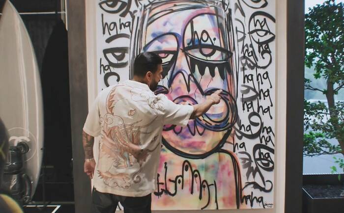 Тимати возле своего портрета, написанного уличным художником Харифа Гусмана, используя лишь баллончики с краской. | Фото: misscaprizzz.livejournal.com.