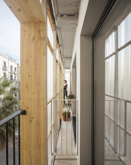 В каждой квартире имеется собственный балкон с видом на исторический квартал (проект APROP, Барселона). | Фото: livinginacontainer.com.