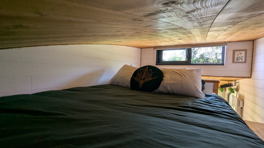 Уютная спальня на лофте Tiny House Hobbit с прекрасным обзором. Уютная спальня на лофте Tiny House Hobbit с прекрасным обзором.