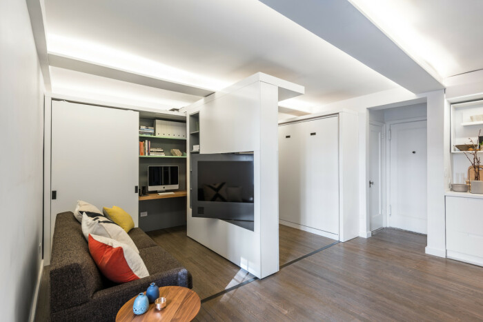 Поворотный корпус позволяет повернуть телевизор на 180 градусов, так что кино можно посмотреть как из гостиной, так и со спальни, и даже с кухни (Five to One Apartment, Нью-Йорк). | Фото: bestdesignideas.com.