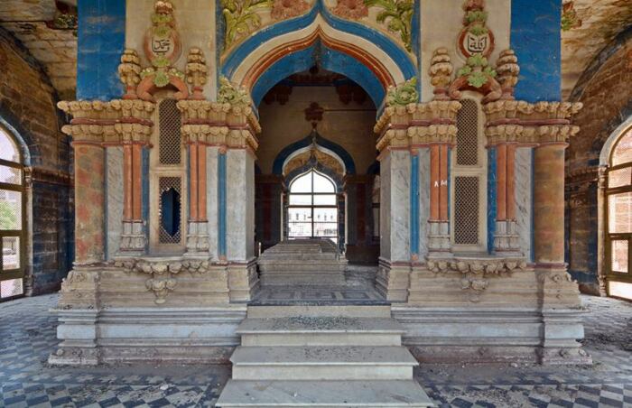 Эклектичный интерьер мавзолея, на строительство которого ушло 14 лет впечатляет не меньше экстерьера (Mahabat Maqbara, Индия). | Фото: keywordbaskets.com.