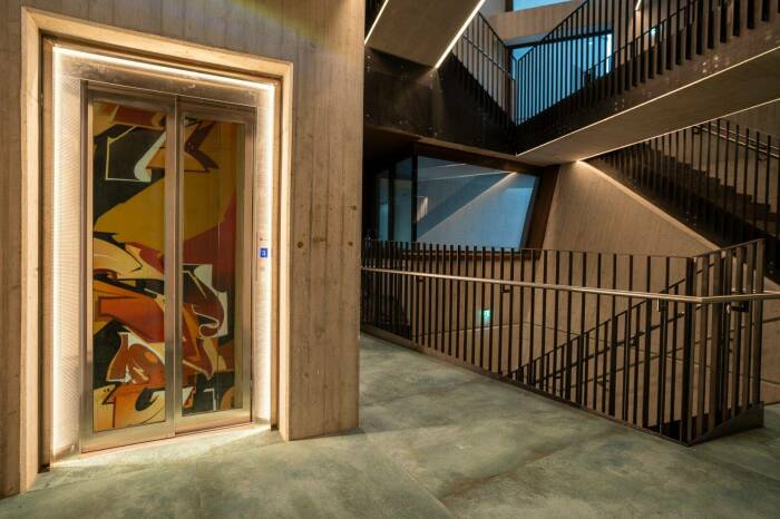 Лестница соединила два корпуса и стала дополнительной зоной для социального взаимодействия (CALLAS, Инсбрук). | Фото: planetimmobilien.at.