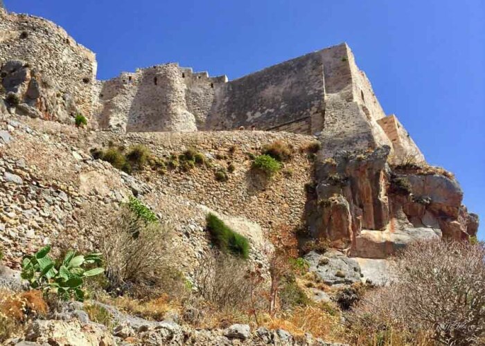На вершине скалистого острова была построена первая крепость, за стенами которой со временем появились дворцы, храмы и роскошные виллы местной знати (Monemvasia, Греция). | Фото: travelnotesandbeyond.com.