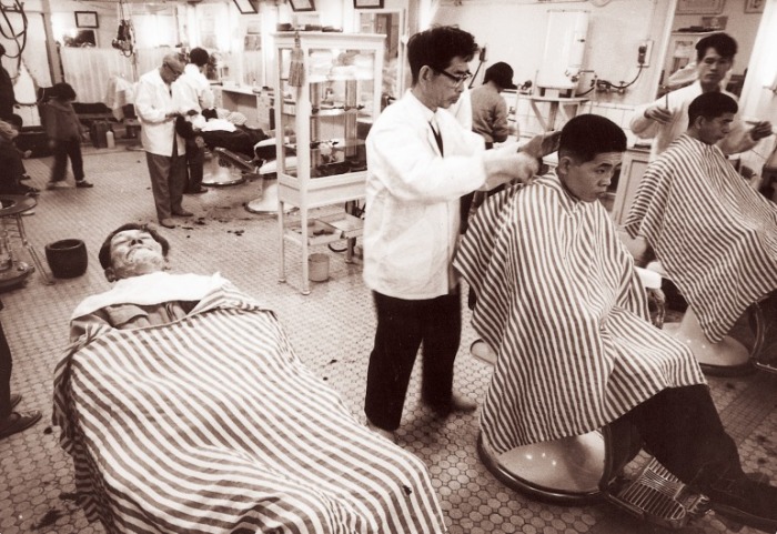Одна из парикмахерских была расположена в экспериментальном жилом доме (Hashima Island, Япония). | Фото: vintagenewsdaily.com.