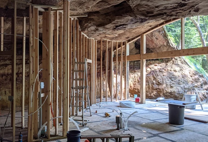 Супруги самостоятельно укрепляли пещеру (Dunlap Hollow Cave). Супруги самостоятельно укрепляли пещеру (Dunlap Hollow Cave).