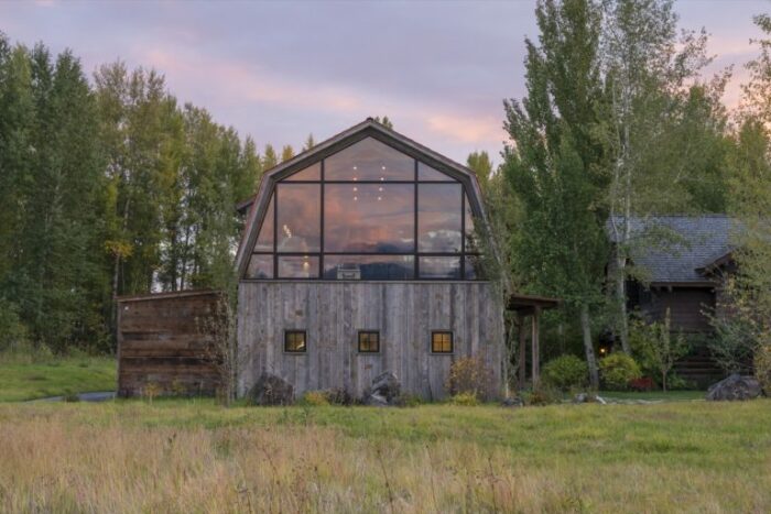 Торцевая стена мансардной части заменена стеклом (The Barn, Вайоминг). | Фото: countryliving.com.