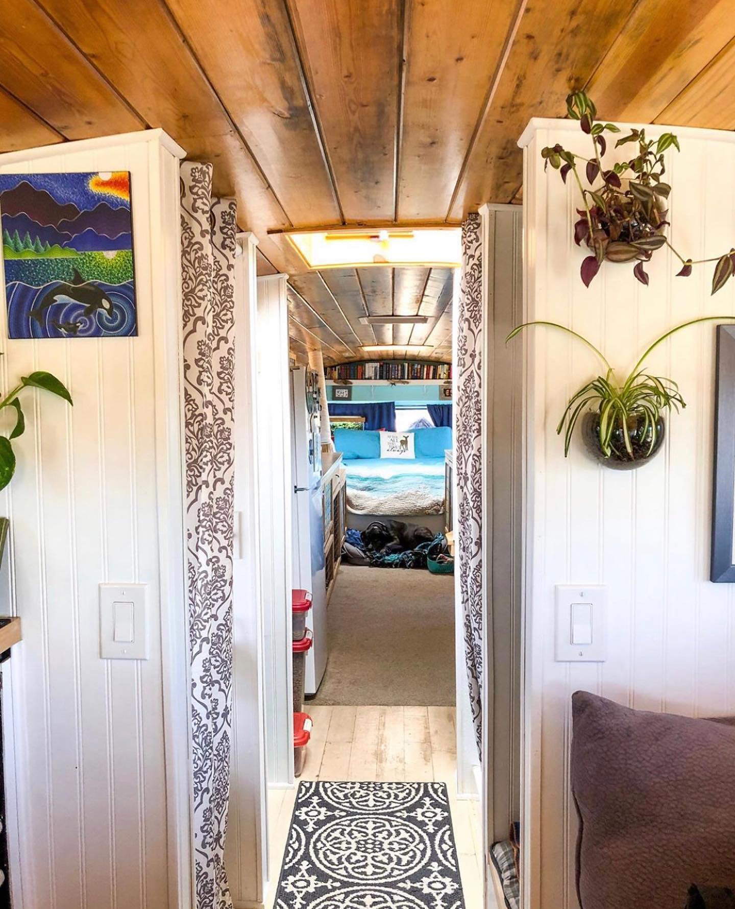 Ванная и гардеробная отделяет кабину от жилого пространства. Ванная и гардеробная отделяет кабину от жилого пространства.