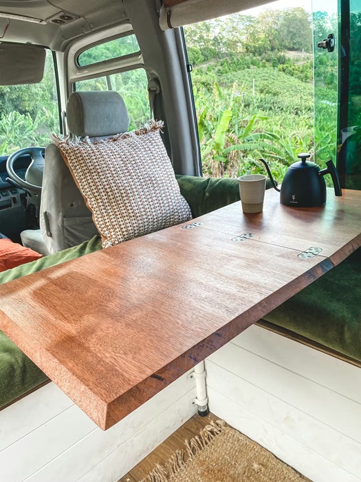 Если стол разложить, его можно использовать и для трапезы, и для работы. Если стол разложить, его можно использовать и для трапезы, и для работы.