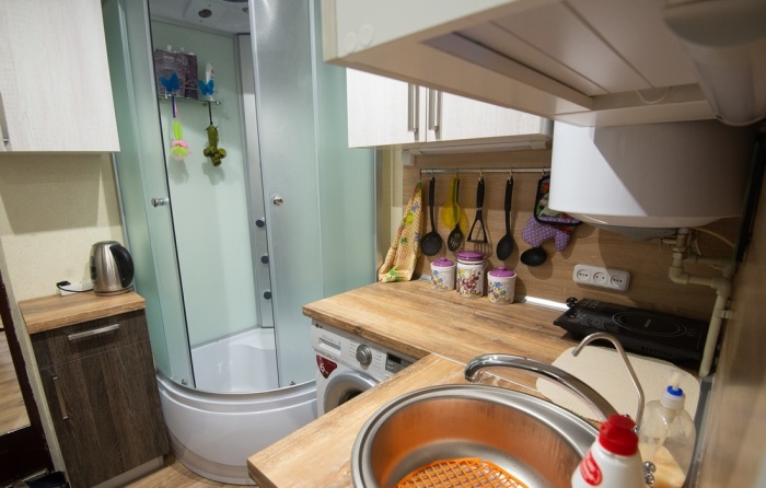 В кухне нашлось место и для мебельного гарнитура, и для душевой кабины, и даже стиральной машины. | Фото: realt.onliner.by.