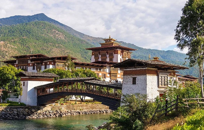 «Дворец великого счастья» является главной исторической достопримечательность города (Пунакха-дзонг, Бутан). | Фото: ru-travel.livejournal.com.