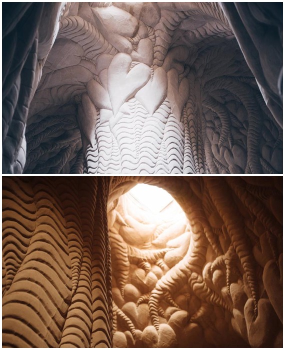 Потолочные люки пропускают солнечные лучи, которые создают причудливые тени на фантастических деталях, вырезанных из белого песчаника (Нью-Мексико, США).