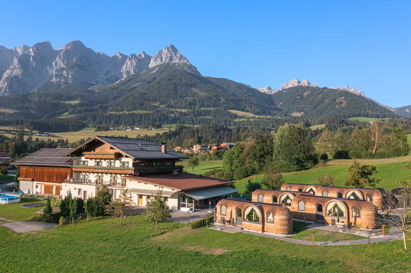 Кластер из пяти моделей 4 Panorama на курорте Four Seasons в Пфаррвефене (Австрия). Кластер из пяти моделей 4 Panorama на курорте Four Seasons в Пфаррвефене (Австрия).