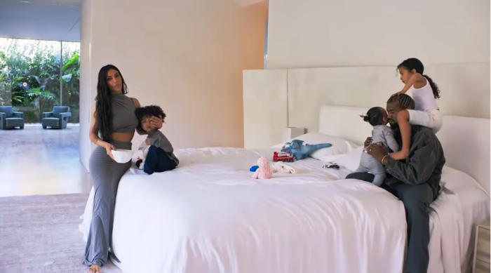 Ким Кардашьян и рэпер Канье Уэст со своими детьми в одной из спальных комнат. | Фото: youtube.com.