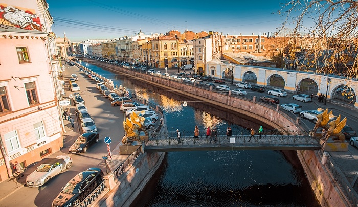 Небольшой мост, перекинутый через канал Грибоедова, соединяющий Казанский и Спасский острова, стал самой популярной достопримечательностью Санкт-Петербурга. | Фото: mostotrest-spb.ru.