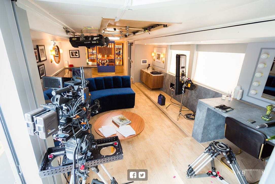 Мобильная студия перед съемками ток-шоу Off Script. Мобильная студия перед съемками ток-шоу Off Script.