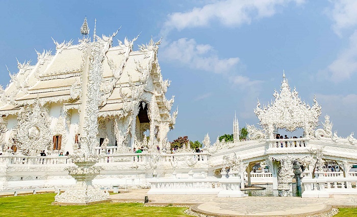 Белый цвет символизирует чистоту и мудрость Будды (Wat Rong Khune, Таиланд). | Фото: gretastravels.com.