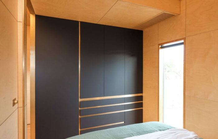 Гардеробная позволяет поддерживать порядок в крошечном доме. | Фото: homecrux.com.