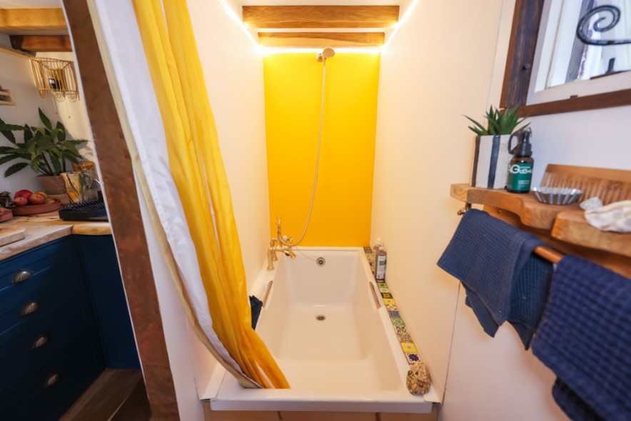 Большая душевая с полуванной. Большая душевая с полуванной.