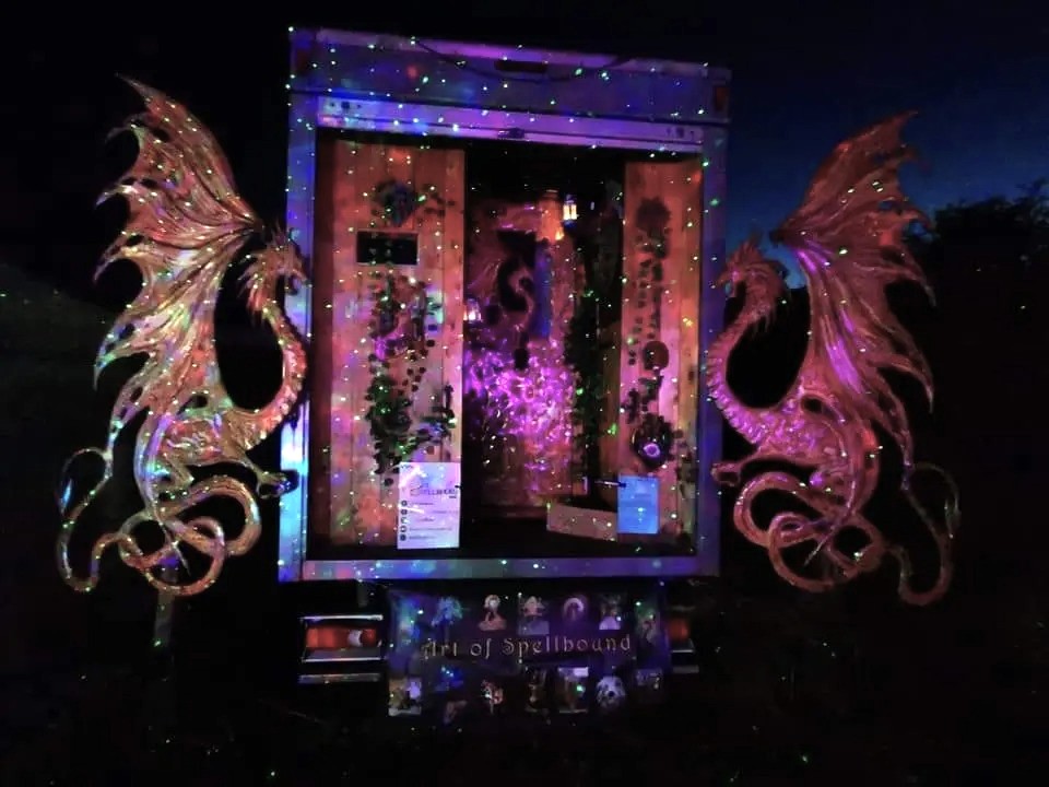 В ночное время выглядит особенно сюрреалистичным. | Фото: nypost.com. В ночное время выглядит особенно сюрреалистичным. | Фото: nypost.com.