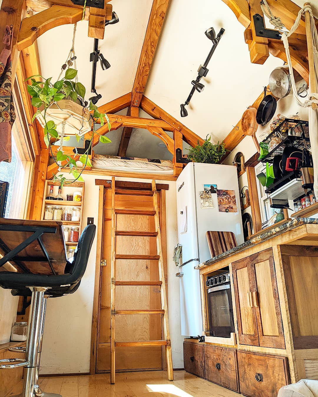 Открытая планировка и высота потолка сделали дом более просторным.