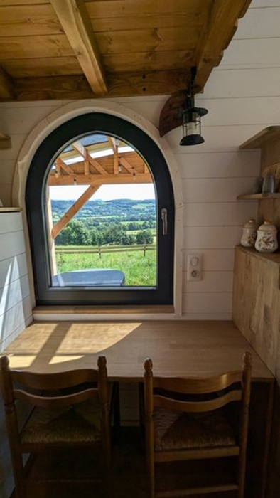 Зона столовой у арочного окна (Tiny House Hobbit). Зона столовой у арочного окна (Tiny House Hobbit).