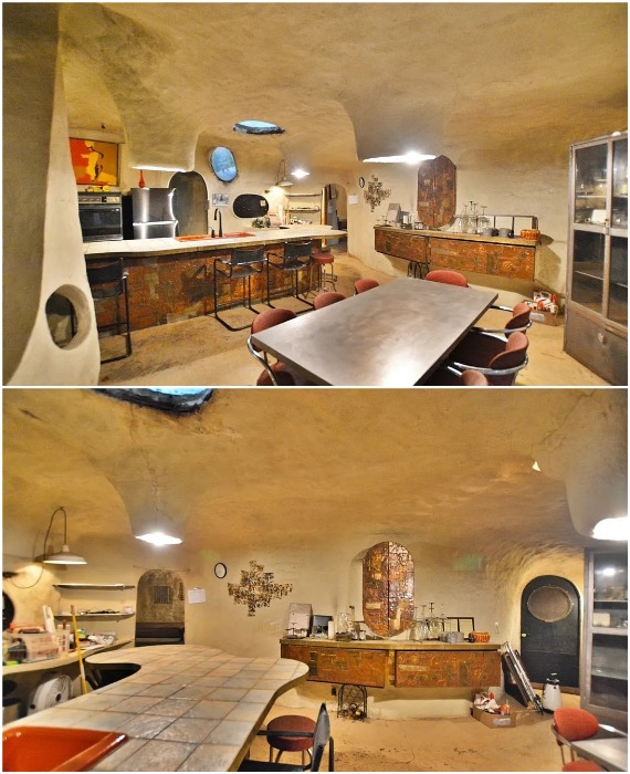 Интерьер кухни-столовой с островом, покрытым керамической плиткой, отражает модные тенденции 1970-х годов (Le Chant du Cygne, Нью-Конкорд).