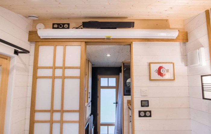 Дверь из дуба и традиционной японской бумаги. | Фото: autoevolution.com.