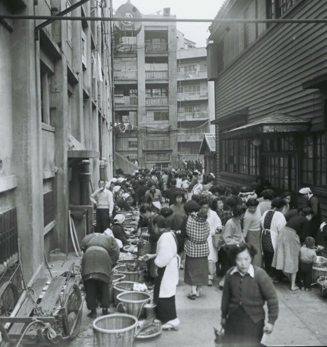 Рынок на главной площади городка, которая была ограничена многоэтажными жилыми домами (Hashima Island, Япония). | Фото: commons.wikimedia.org.