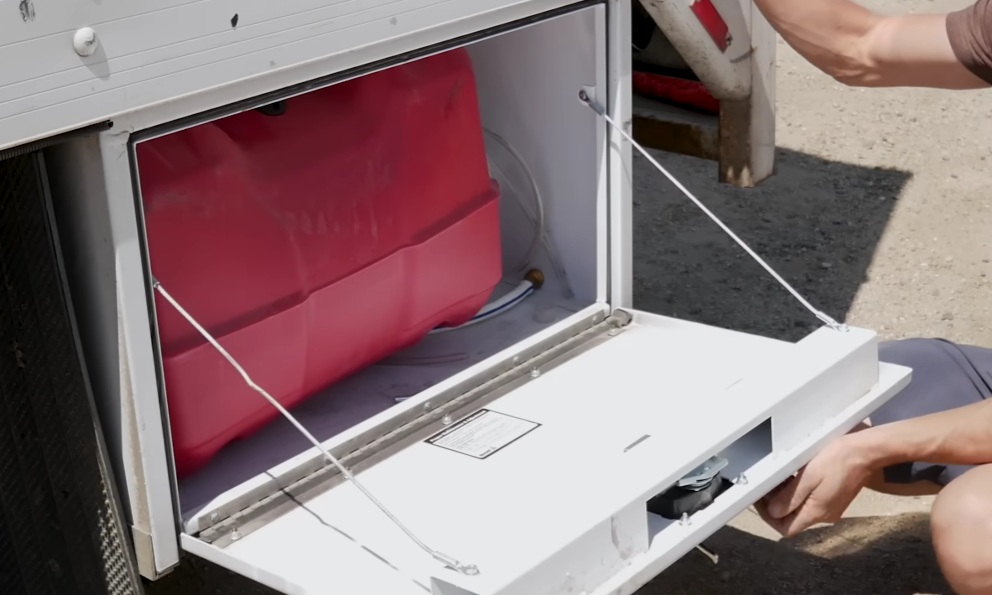 Под кузовом фургона Ford находятся скрытые ящики. Под кузовом фургона Ford находятся скрытые ящики.