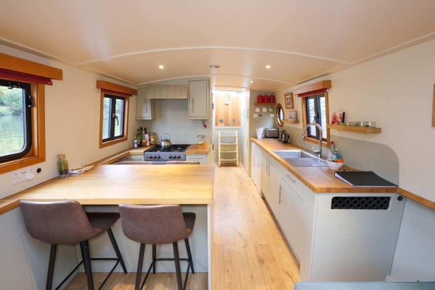 Большой обеденный стол – мечта владельца. 