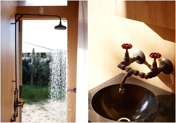 Между зоной кухни и спальней предусмотрена благоустроенная ванная комната («Хижина на санях», Новая Зеландия).