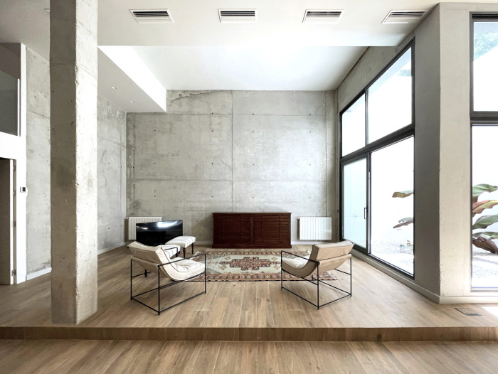 Грубый бетон подчеркивается хоть и минималистичной мебелью, но довольно элегантной (Bodega Vespucci Loft, Испания). | Фото: frame-architects.com.