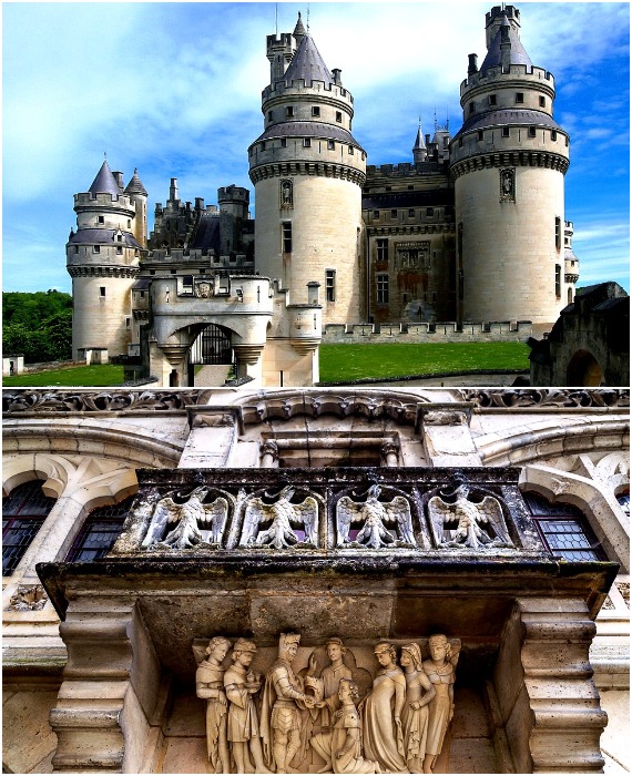 Каждая из 8 башен посвящена рыцарю, ставшему национальным героем Франции (The Château de Pierrefonds).