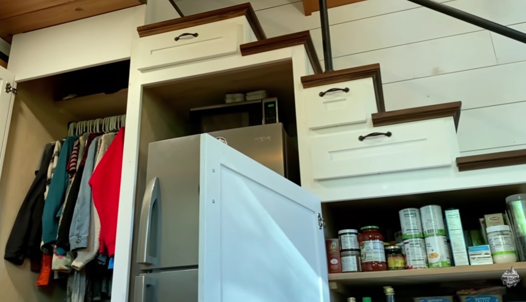 Пространство под лестницей превратили во вместительное хранилище.