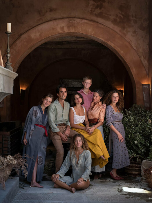 Бенедикт Больца и его многочисленное семейство, которое уже присоединилось к поддержанию поместья и туристическому бизнесу (Castello Di Reschio Hotel, Италия). | Фото: reschio.com.