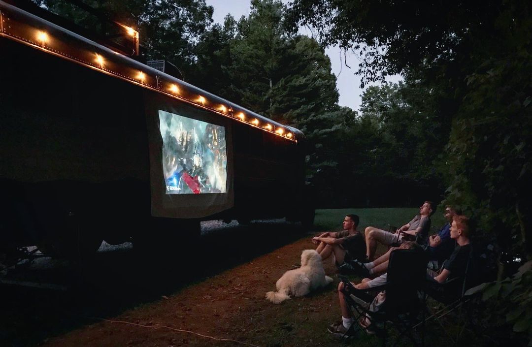 С помощью экрана мобильный дом The Roamer легко превращается в летний кинотеатр.