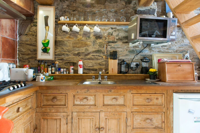Под спальней находится благоустроенная кухня, мебель которой талантливый столяр сделал самостоятельно (Crows' Hermitage, Ирландия). | Фото: smallhousebliss.com.