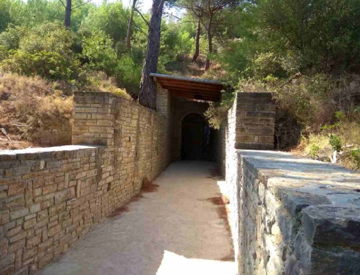 Выход из туннеля, ведущий в сторону древнего города Пифагорея (туннель Эвпалиноса, Греция). | Фото: wondersofthepast.quora.com.