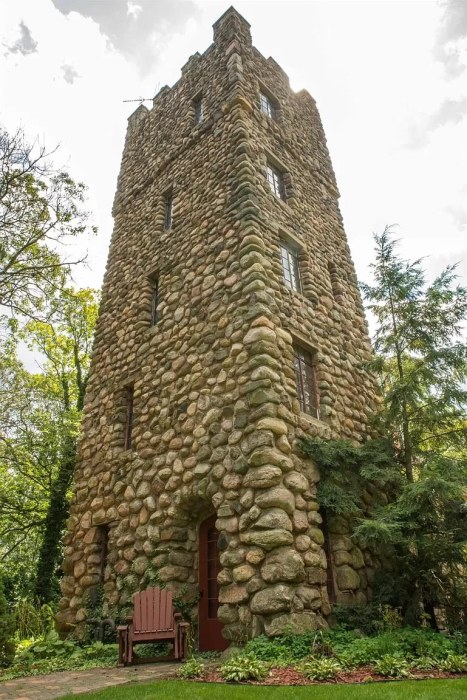 18 метровая башня в замке «Helmer Castle» является его основной гордостью (Джексон, США). | Фото: facebook.com/ © bryngreenwoodwriter.