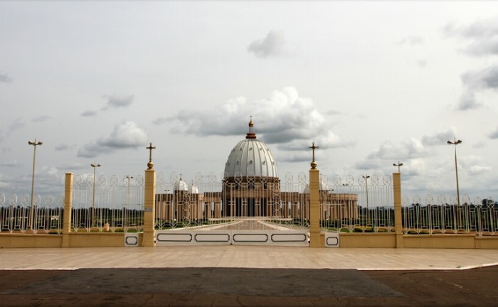 Теперь вся территория храмового комплекса Basilica Notre Dame de la Paix окружена кованым забором (Кот-д'Ивуар). | Фото: failedarchitecture.com.
