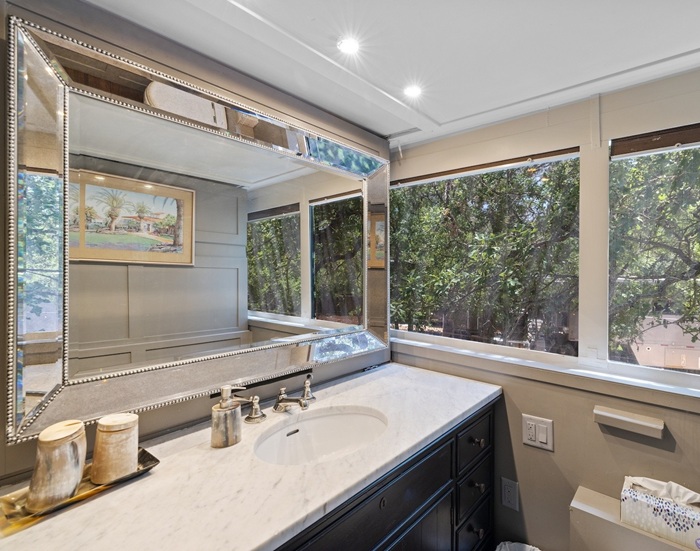 Стильная и дорогая ванная комната на нижнем уровне автодома (The Aspen).