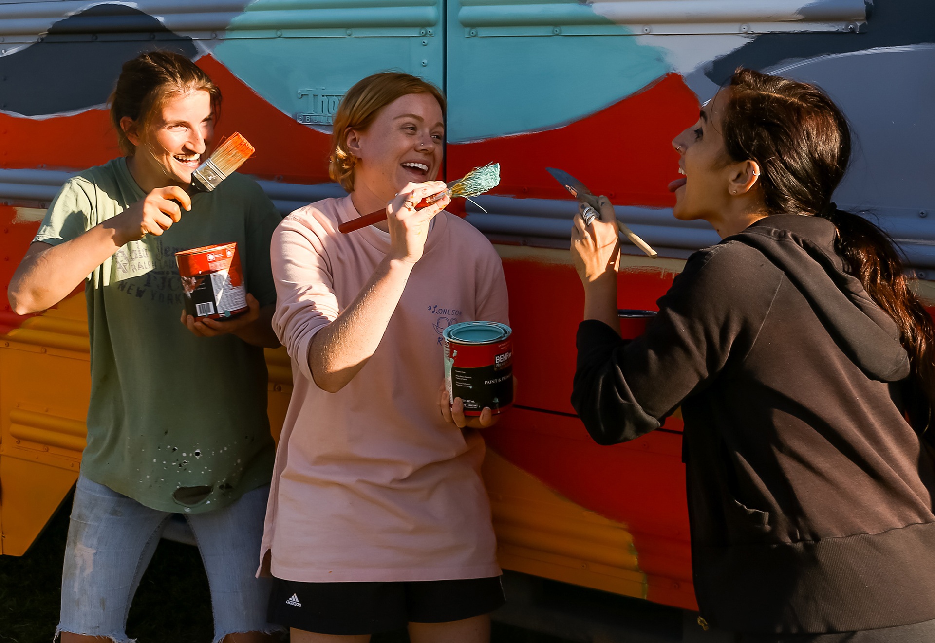 Единомышленники AWTY помогали чем могли.