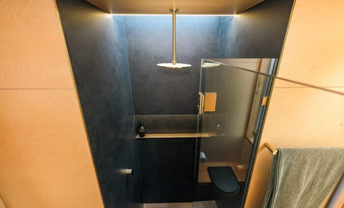 Полноценная кабина с тропическим душем. | Фото: homecrux.com.