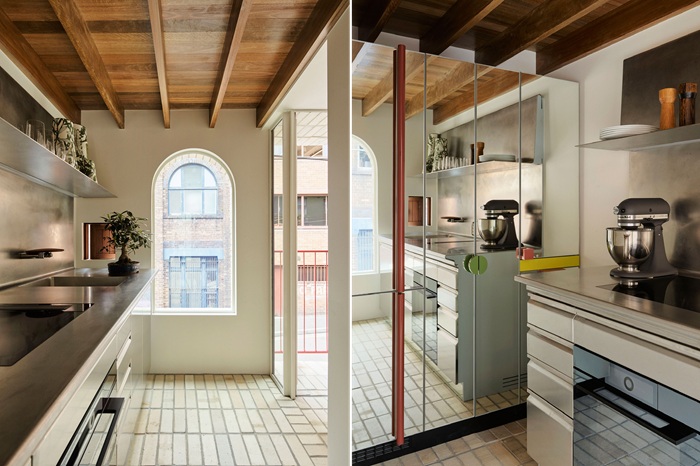 Невысокий потолок в кухне компенсирован щедрым остеклением и зеркальными поверхностями (JB Green, Сидней). Невысокий потолок в кухне компенсирован щедрым остеклением и зеркальными поверхностями (JB Green, Сидней).